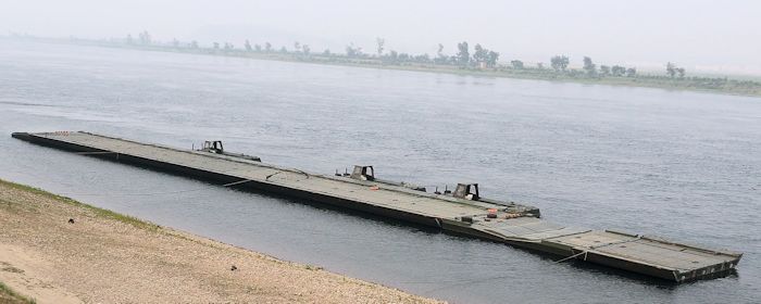 中國　丹東　渡河用船