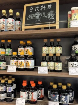 大連にある複合ビルのスーパーの売り場、日本人を意識した調味料売り場。